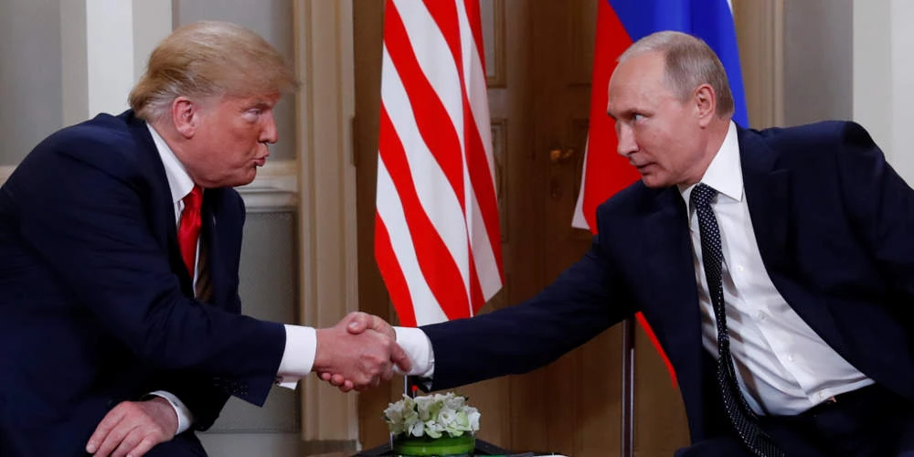 Χειραψία αμηχανίας στη συνάντηση Πούτιν-Τραμπ (εικόνες)